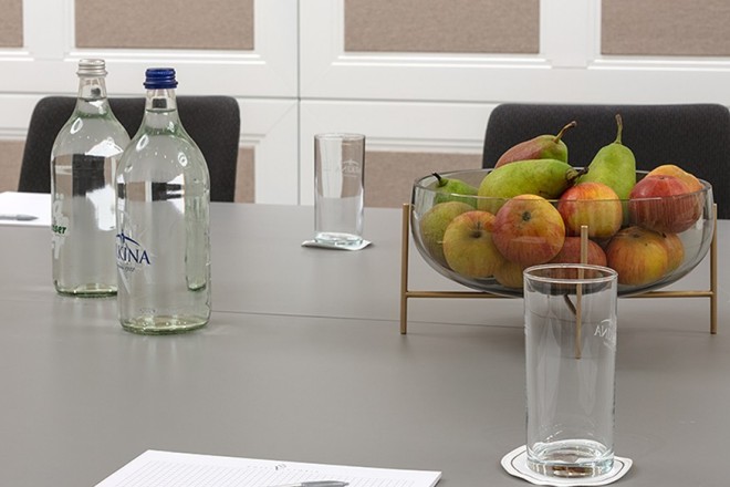 Tisch im Meetingraum