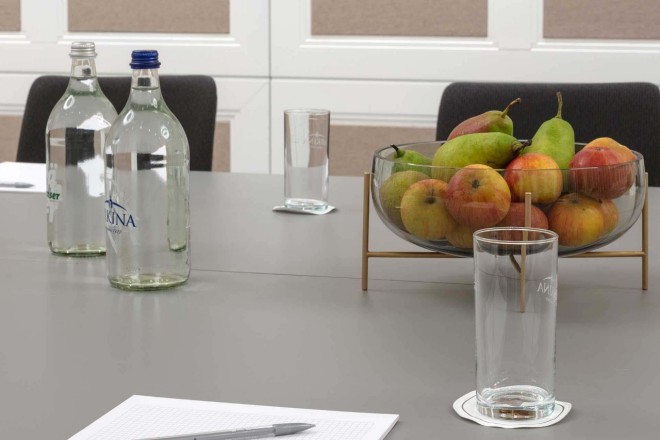 Tisch im Meetingraum