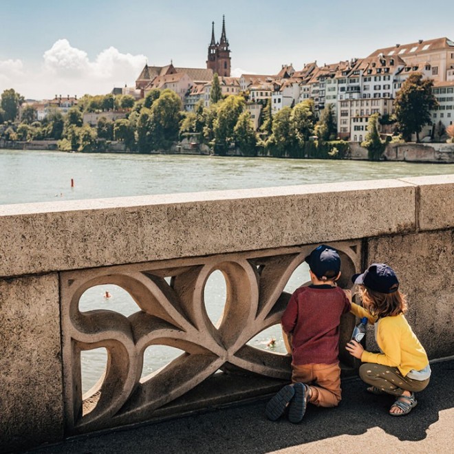 Kinder auf der mittleren Rheinbrücke